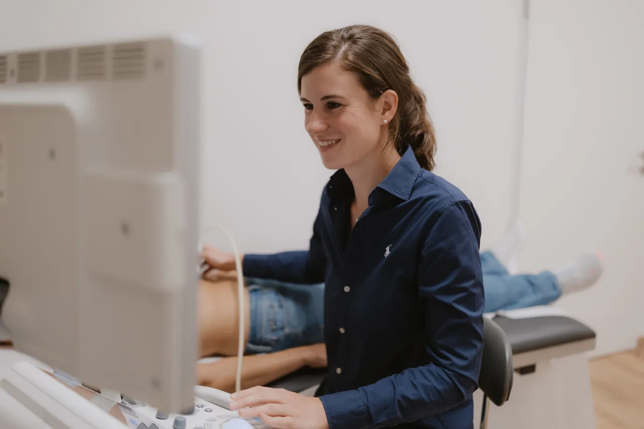 Dr. med. Franziska Thum bei einer Ultraschalluntersuchung